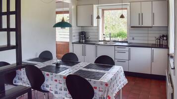 Køleskab, kogeplade, opvaskemaskine, kaffe-/temaskine