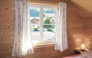 2 bedrooms, travel crib, free WiFi