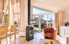 Fernseher, Kamin, Stereoanlage