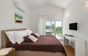 3 bedrooms, in-room safe, travel cot, free WiFi - Nice home in Krnica with jacuzzi (Krnica)