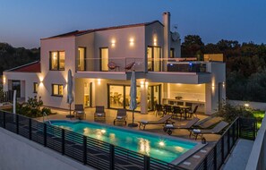 Outdoor pool - Nice home in Krnica with jacuzzi (Krnica)