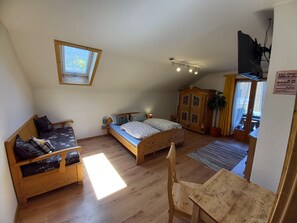 3 chambres, bureau, Wi-Fi gratuit, draps fournis