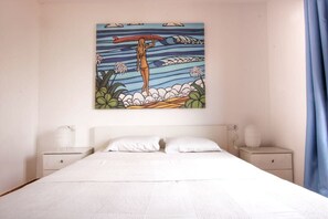 2 slaapkamers, een strijkplank/strijkijzer, reisbedje, gratis wifi