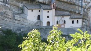A building with a steep, rocky cliffside. - Holiday feeling Lake Garda Limone  (Pieve)