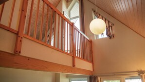 A wooden staircase with a view of the upper floor. - Nice apartment in Rechlin with WiFi (Rechlin)