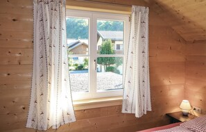 2 bedrooms, travel crib, free WiFi