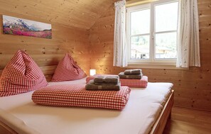 2 bedrooms, travel crib, free WiFi
