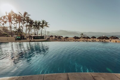 ★Relaxing sunsets★Grand Venetian guests favorite condo★Supreme seaview