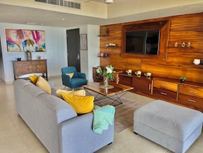 Smart-TV, Tischtennisplatte, Bücher