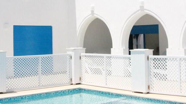 A white building with blue accents and a swimming pool. - VILLA FAMILYA (Djerba Midoun Tezdaine) (DJERBA MIDOUN TEZDAINE)