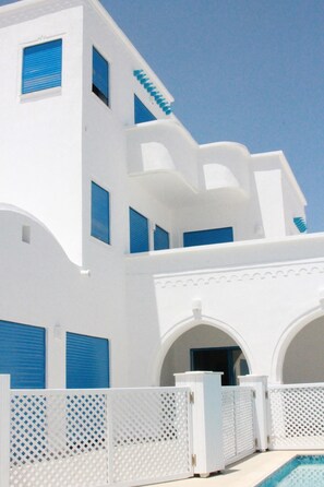 المنشأة من الخارج