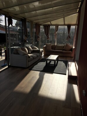 تلفزيون، مدفأة، مشغل دي في دي، كُتُب