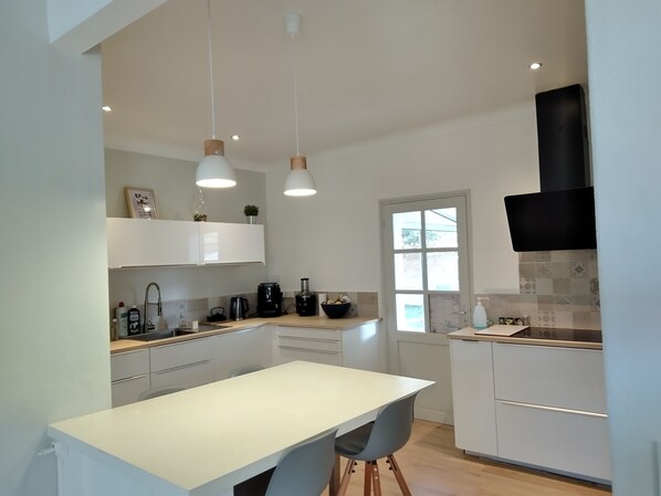 ثلاجة، ميكروويف، فرن، موقد طهي مسطح