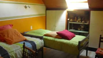 2 bedrooms, iron/ironing board, travel cot, free WiFi