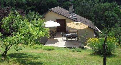 Cottage on the edge of the Doubs River and bikeway Euro 6 'imperfect house'