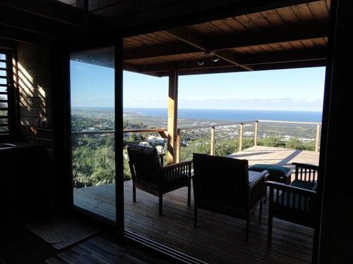 Lounge of the high panoramic view between Ocean and Mountains