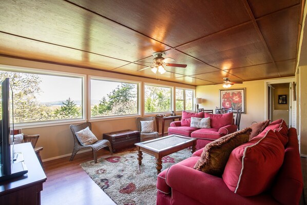 Smart-tv, een open haard, videospelletjes en een dvd-speler