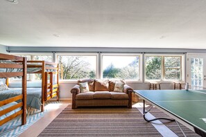 Smart-tv, een open haard, videospelletjes en een dvd-speler