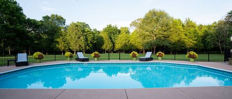 Una piscina al aire libre, una piscina climatizada