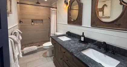 Special! Canton Street Noble Cottage steps to restaurants, gallery, live music