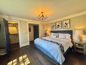 3 habitaciones, escritorio y tabla de planchar con plancha