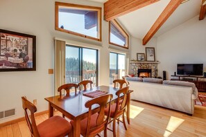 Smart-tv, eldstad, tv-spel och dvd-spelare