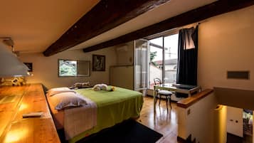 3 bedrooms, in-room safe, desk, soundproofing