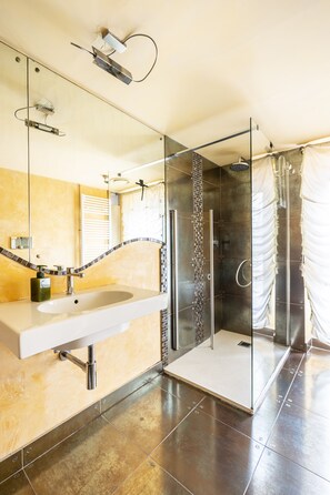Dusche, Whirlpool, umweltfreundliche Kosmetikartikel, Haartrockner