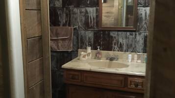 Haartrockner, Handtücher, Seife, Toilettenpapier