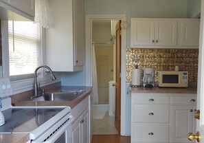 Refrigerador, microondas, horno y cafetera y tetera 
