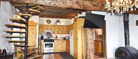 Wasserkocher mit Kaffee-/Teezubehör, Kühlschrank, Mikrowelle, Ofen