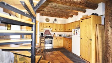 Fridge, oven, stovetop, coffee/tea maker