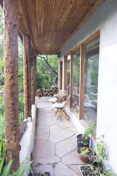 Peaceful New Mexican Charm, Jacuzzi, Walk To Arroyo Seco, Pets Welcome