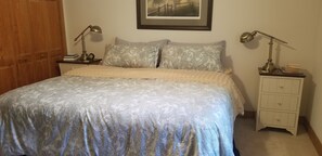 2 bedrooms, desk, WiFi, bed sheets