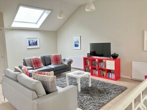 TV, DVD player, books, video library - Park Mews - Glasgow Scotland (Glasgow)