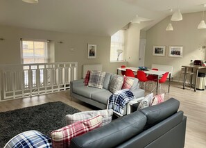 TV, DVD player, books, video library - Park Mews - Glasgow Scotland (Glasgow)