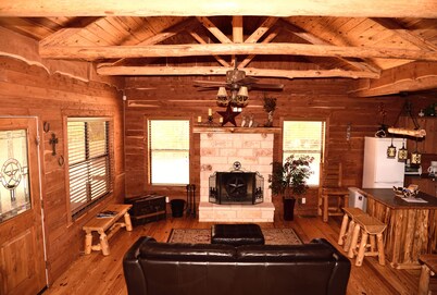Dream Away Cabin - Cedar Log Cabin - 2BR - 3 Acres - Walk to Lake,