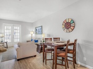 Dining - 1 Block To The Beach-1st Floor Unit-Taylor Made Get A Way (Corpus Christi)
