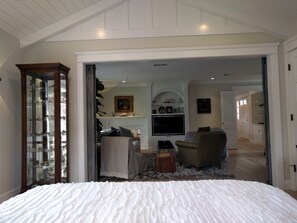 4 chambres, bureau, fer et planche à repasser, lit parapluie