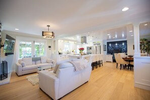 TV connectée, cheminée, lecteur de DVD, table de tennis de table