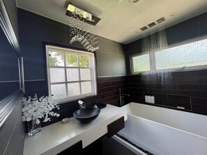 Combined shower/tub, hair dryer, towels, soap - Beautiful Family Home! Pool, Spa, Large Private Backyard Near Disneyland & Beach (Santa Ana)