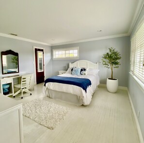 4 bedrooms, desk, iron/ironing board, travel crib - Beautiful Family Home! Pool, Spa, Large Private Backyard Near Disneyland & Beach (Santa Ana)