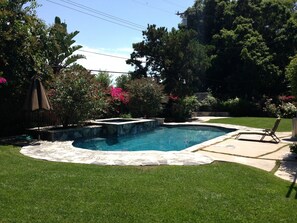 Outdoor pool - Beautiful Family Home! Pool, Spa, Large Private Backyard Near Disneyland & Beach (Santa Ana)