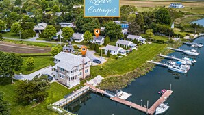 Vue aérienne des chalets J&S Reeves, avec un quai, des bateaux et un lac.