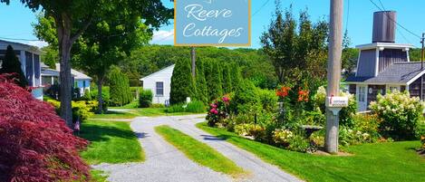 Señal para J&S Reeves Cottages, con un camino de grava que conduce a una hilera de casas.