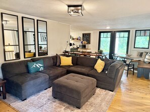 Una Smart TV, una chimenea, videojuegos, un reproductor de DVD