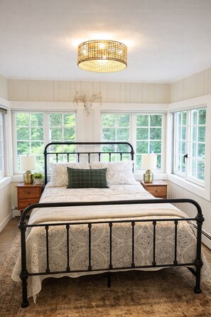 3 bedrooms, iron/ironing board, free WiFi, bed sheets - Lake front house about 1 mile from Okemo's Jackson Gore Base Lodge (Ludlow)