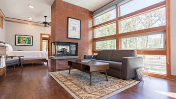 Älytelevisio, takka, kirjoja