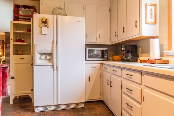 Jääkaappi, mikroaaltouuni, uuni, liesi