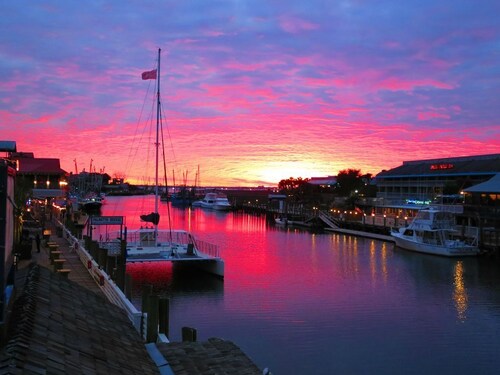 Village Lady by the Sea 2 miles to Beach 6 miles to Chs, POOL 